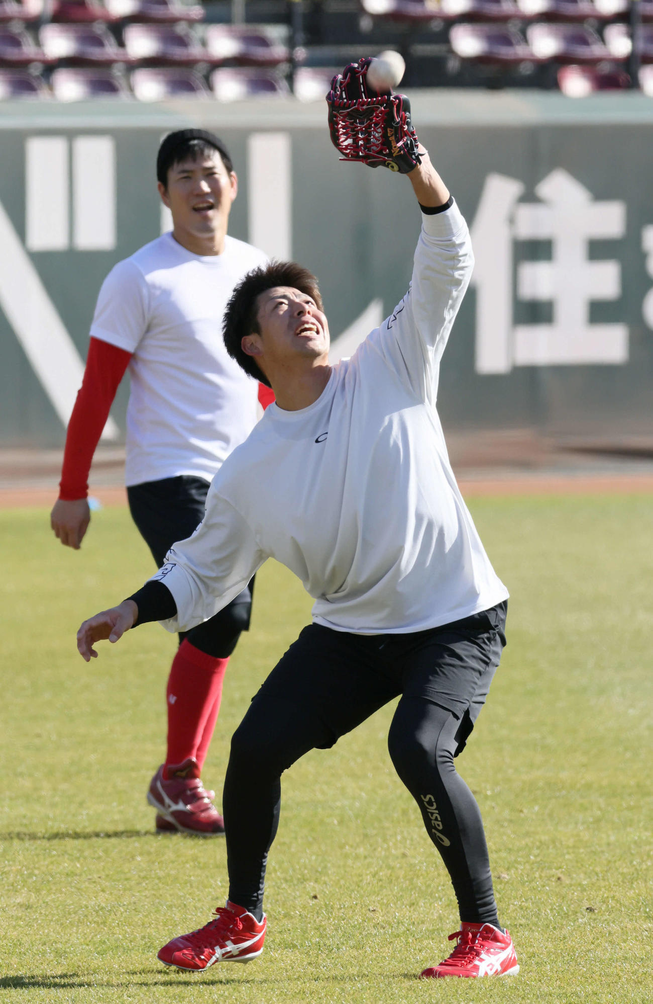 広島自主トレ　ノックを受ける野間（撮影・加藤孝規）