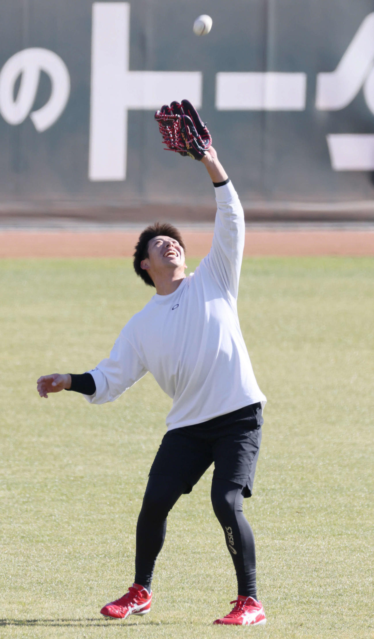 広島自主トレ　ノックを受ける野間（撮影・加藤孝規）