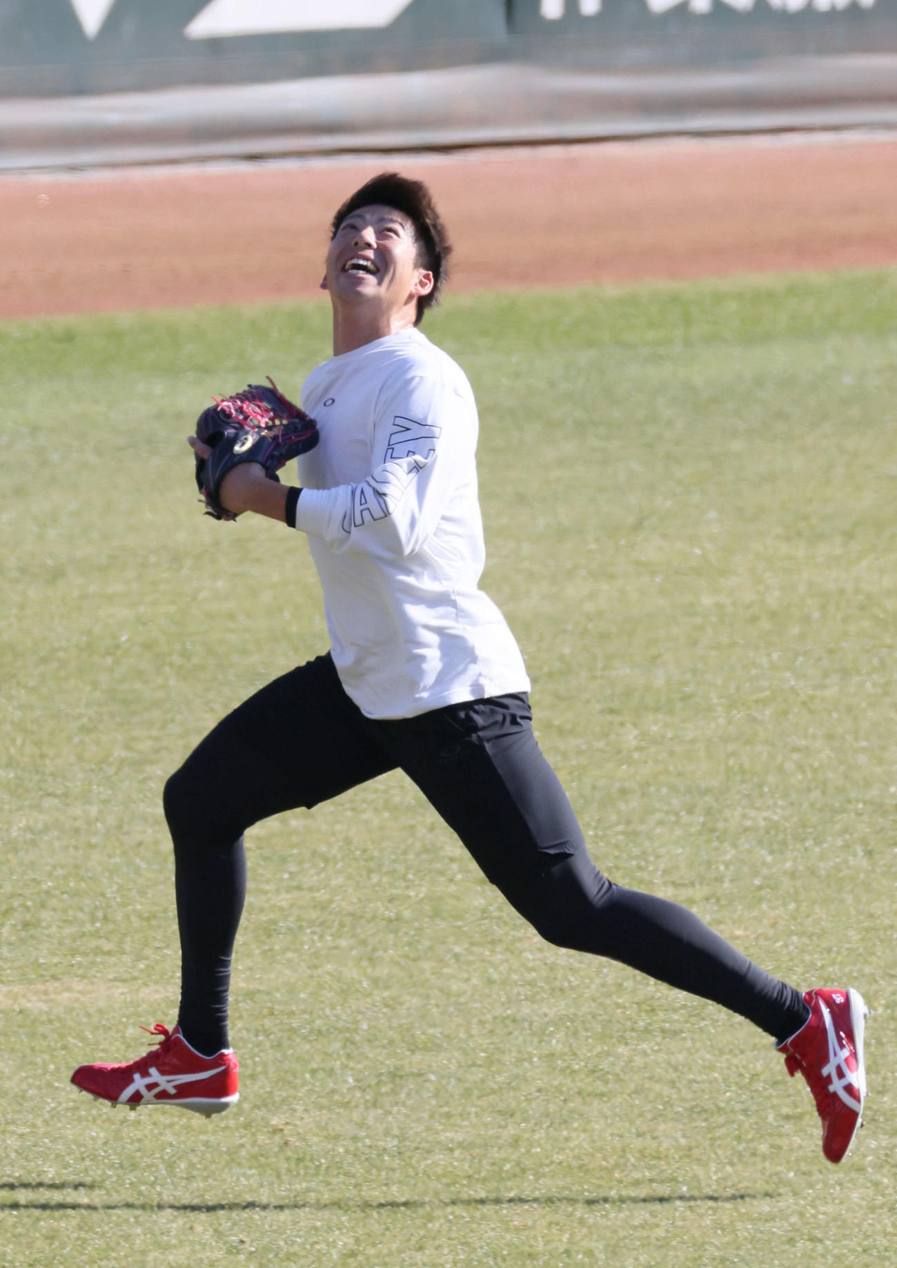 広島自主トレ　ノックを受ける野間（撮影・加藤孝規）