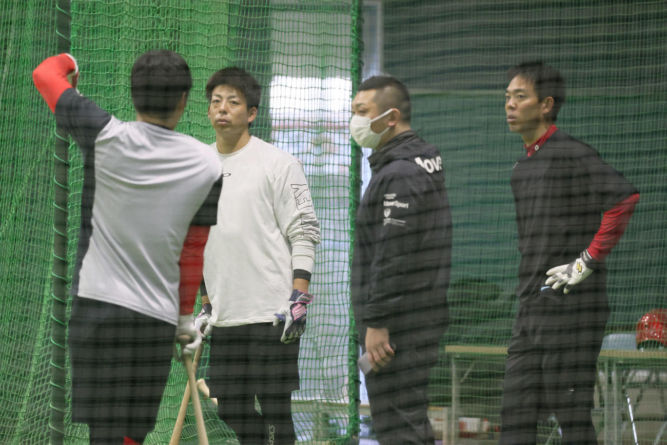 広島自主トレ　左から磯村、野間、1人おいて秋山（撮影・加藤孝規）