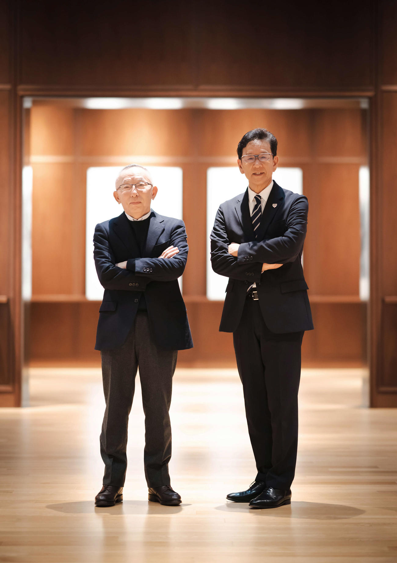 対談を終え写真に納まる侍ジャパン栗山監督（右）と柳井ファーストリテイリング代表取締役会長兼社長（撮影・垰建太）