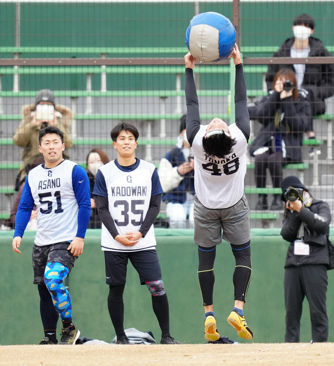 新人合同自主トレでメディシンボールを投げる巨人ドラフト3位の田中千（中央右）。左から同1位の浅野、同4位の門脇（撮影・江口和貴）