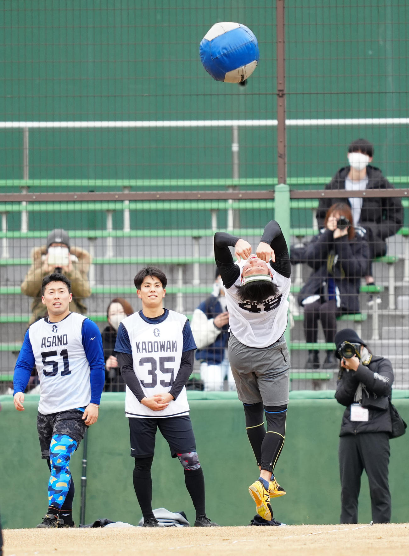 新人合同自主トレでメディシンボールを投げる巨人ドラフト3位の田中千（中央右）。左から同1位の浅野、同4位の門脇（撮影・江口和貴）