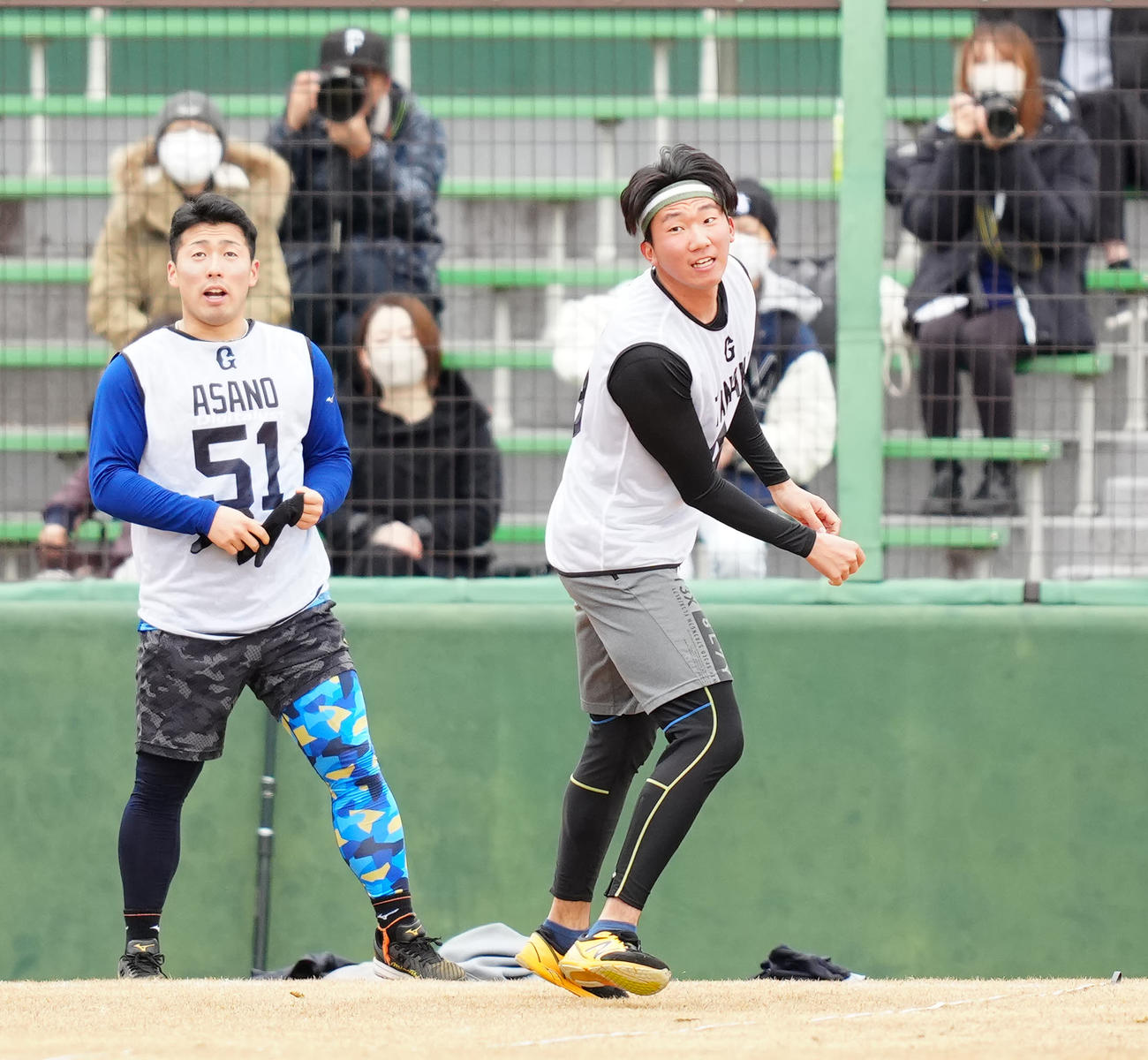 新人合同自主トレで巨人ドラフト1位の浅野（左）が見つめる中、メディシンボールを投げた同3位の田中千（撮影・江口和貴）