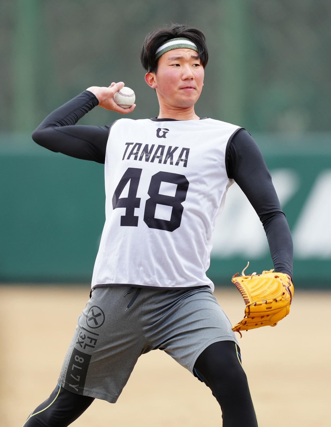 新人合同自主トレでキャッチボールする巨人ドラフト3位の田中千（撮影・江口和貴）