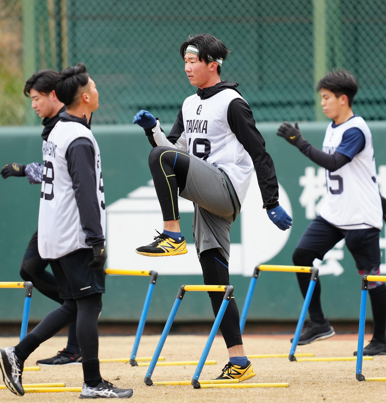 新人合同自主トレに臨む巨人ドラフト3位の田中千（中央）（撮影・江口和貴）