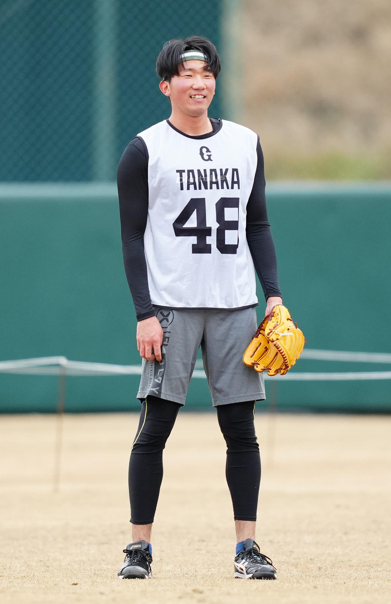 新人合同自主トレでキャッチボールする巨人ドラフト3位の田中千（撮影・江口和貴）