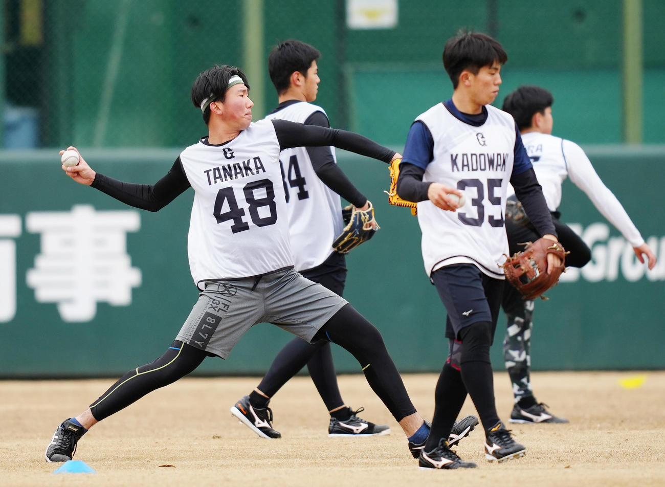 新人合同自主トレでキャッチボールする巨人ドラフト3位の田中千（左）（撮影・江口和貴）