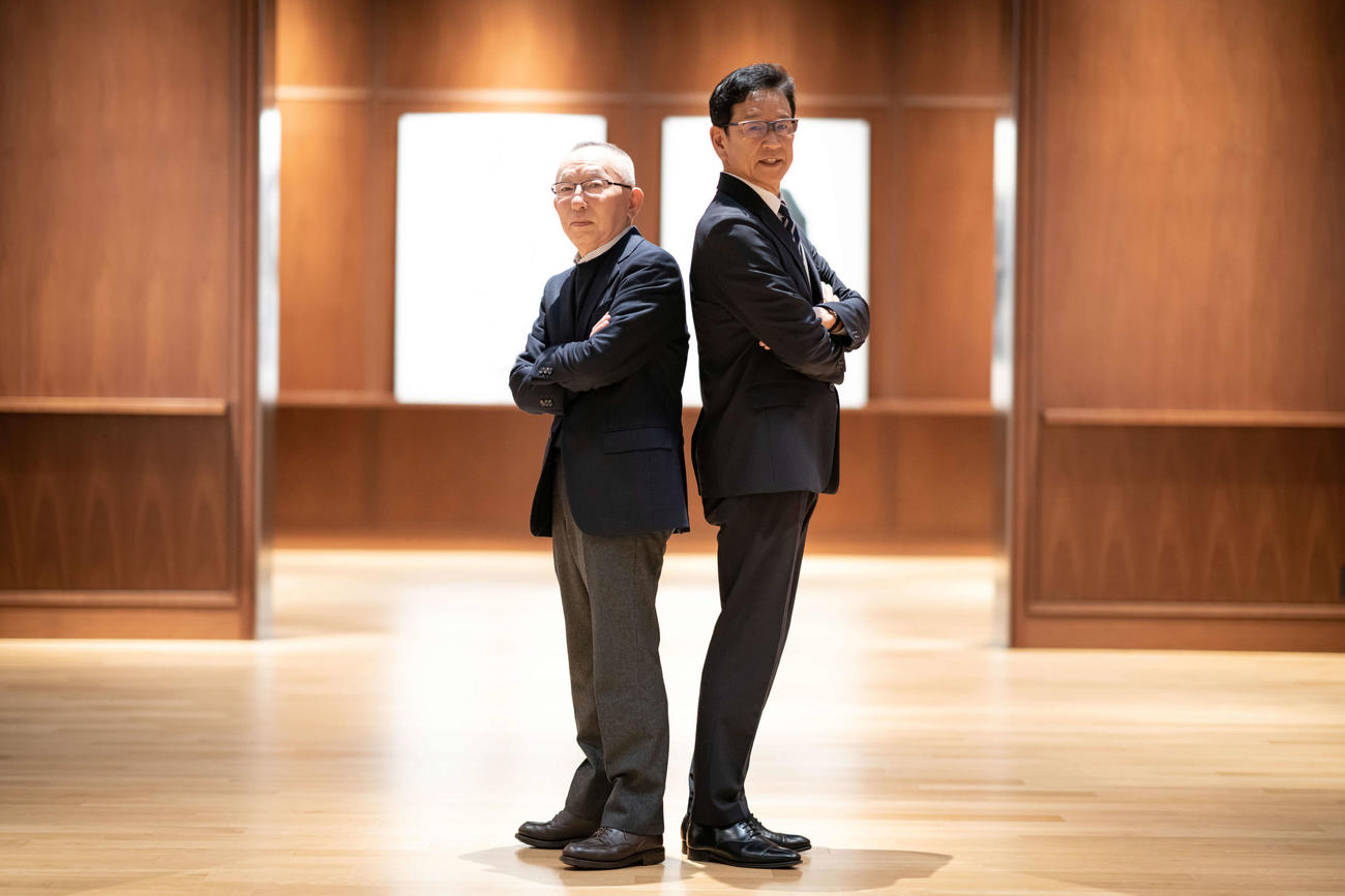 対談を終え写真に納まる侍ジャパン栗山監督（右）と柳井ファーストリテイリング代表取締役会長兼社長（撮影・垰建太）