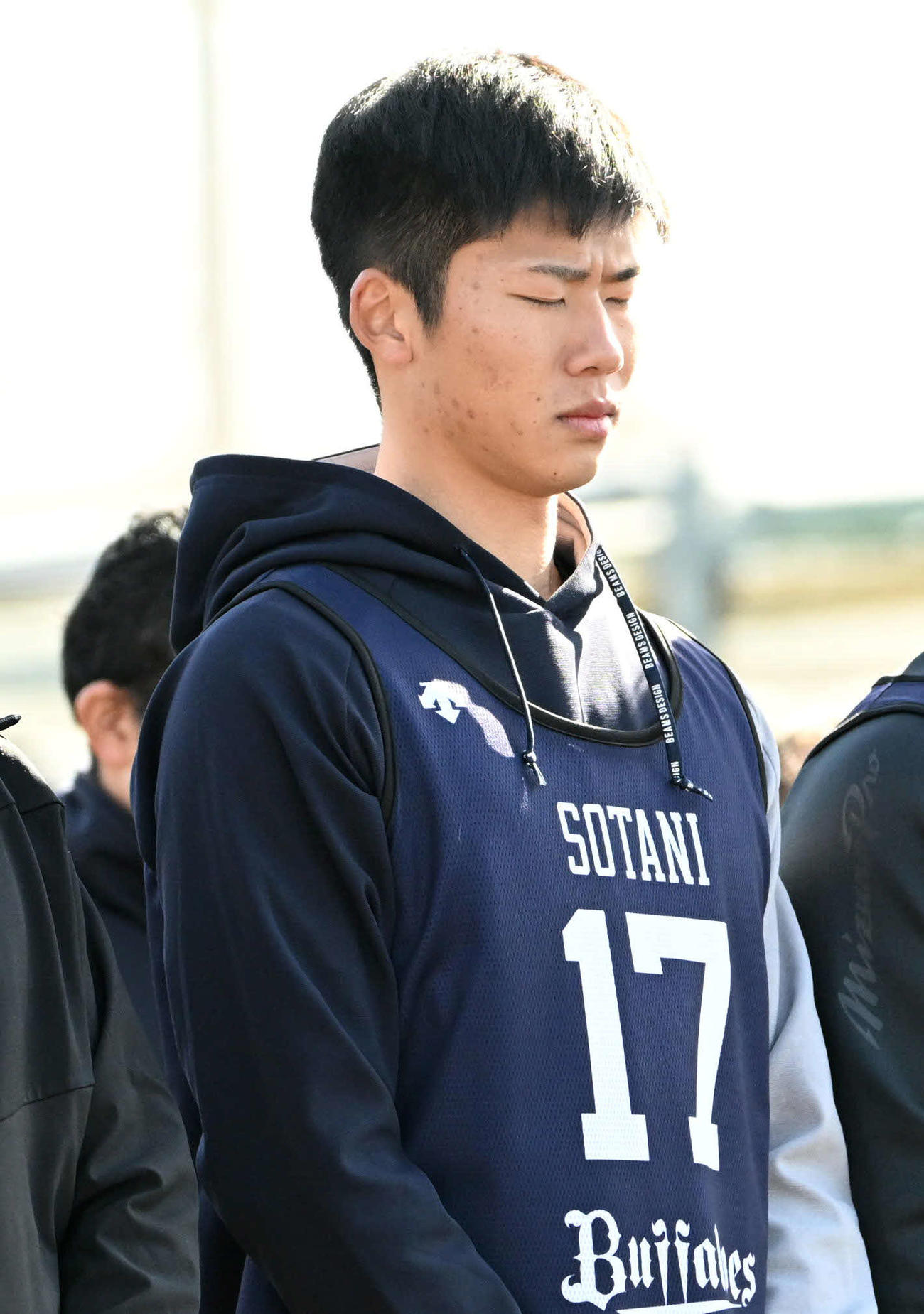 阪神淡路大震災の犠牲者に黙とうするオリックス曽谷（撮影・石井愛子）