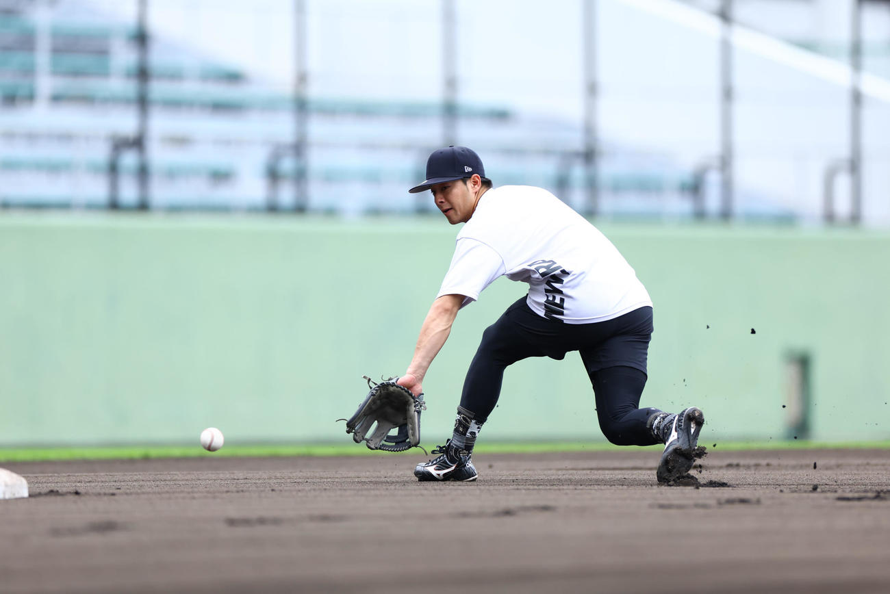 自主トレ公開で守備練習を行う巨人湯浅（球団提供）