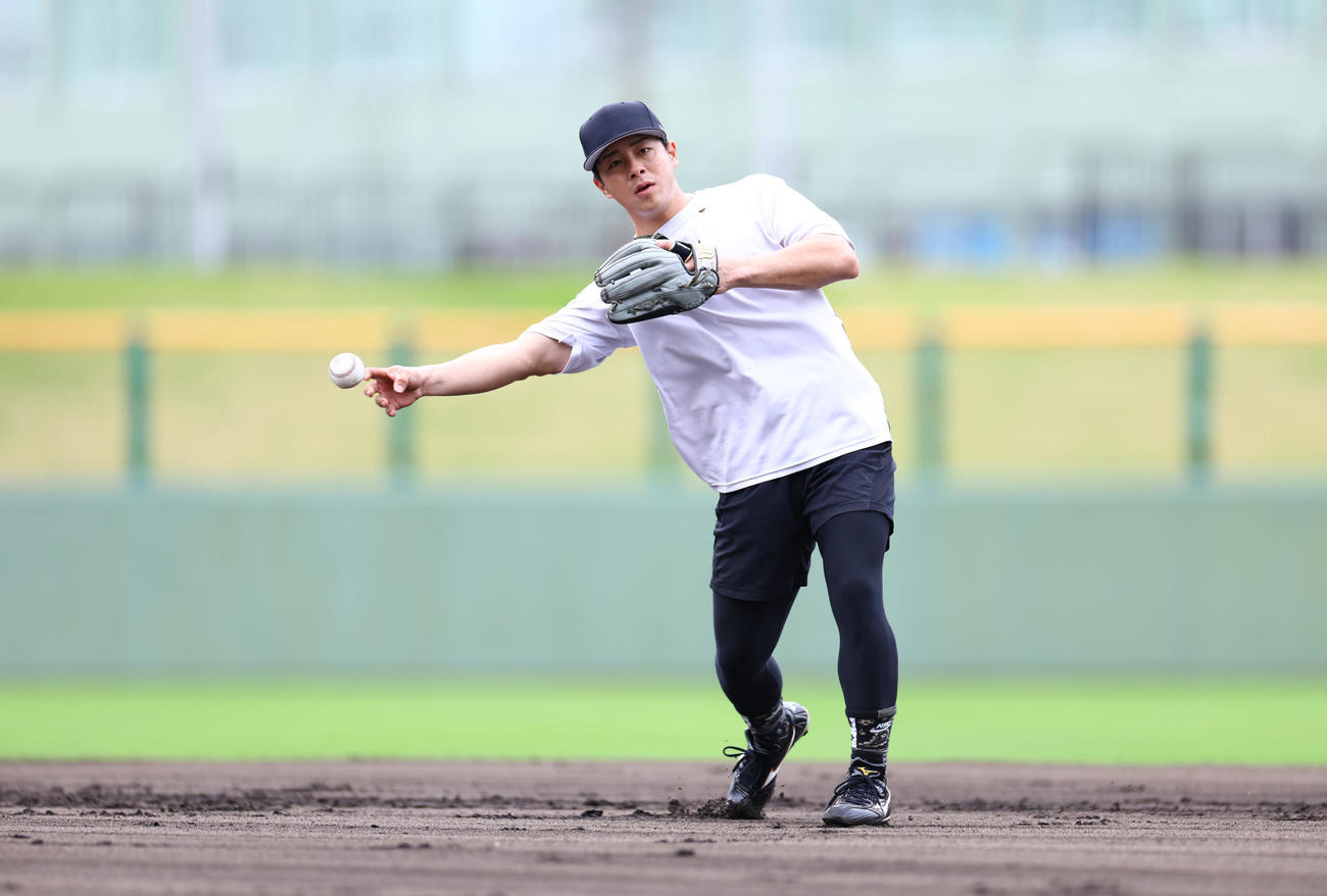 自主トレ公開で守備練習を行う巨人湯浅（球団提供）