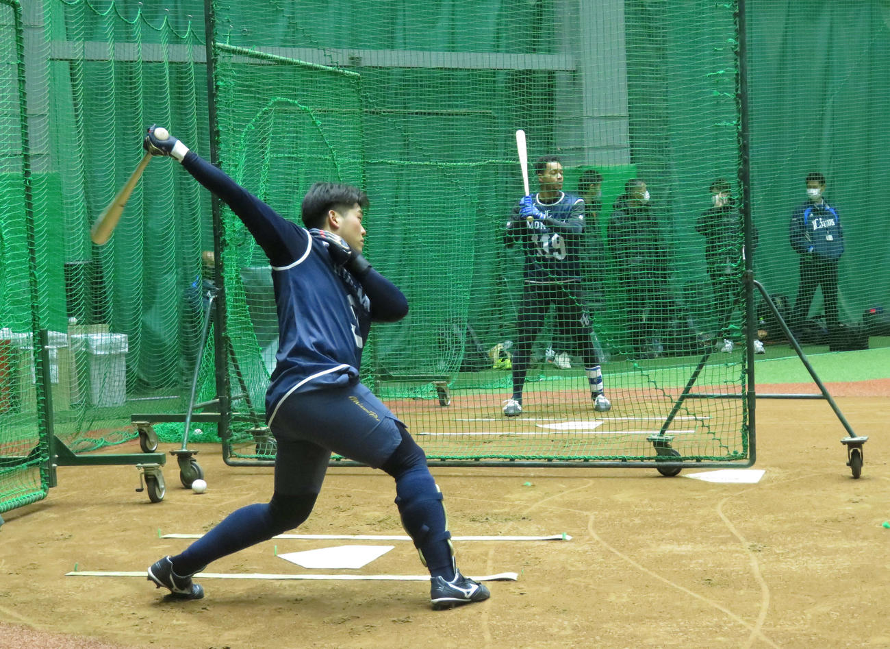 新人合同自主トレでマシン打撃を行う西武ドラフト1位蛭間（撮影・金子真仁）
