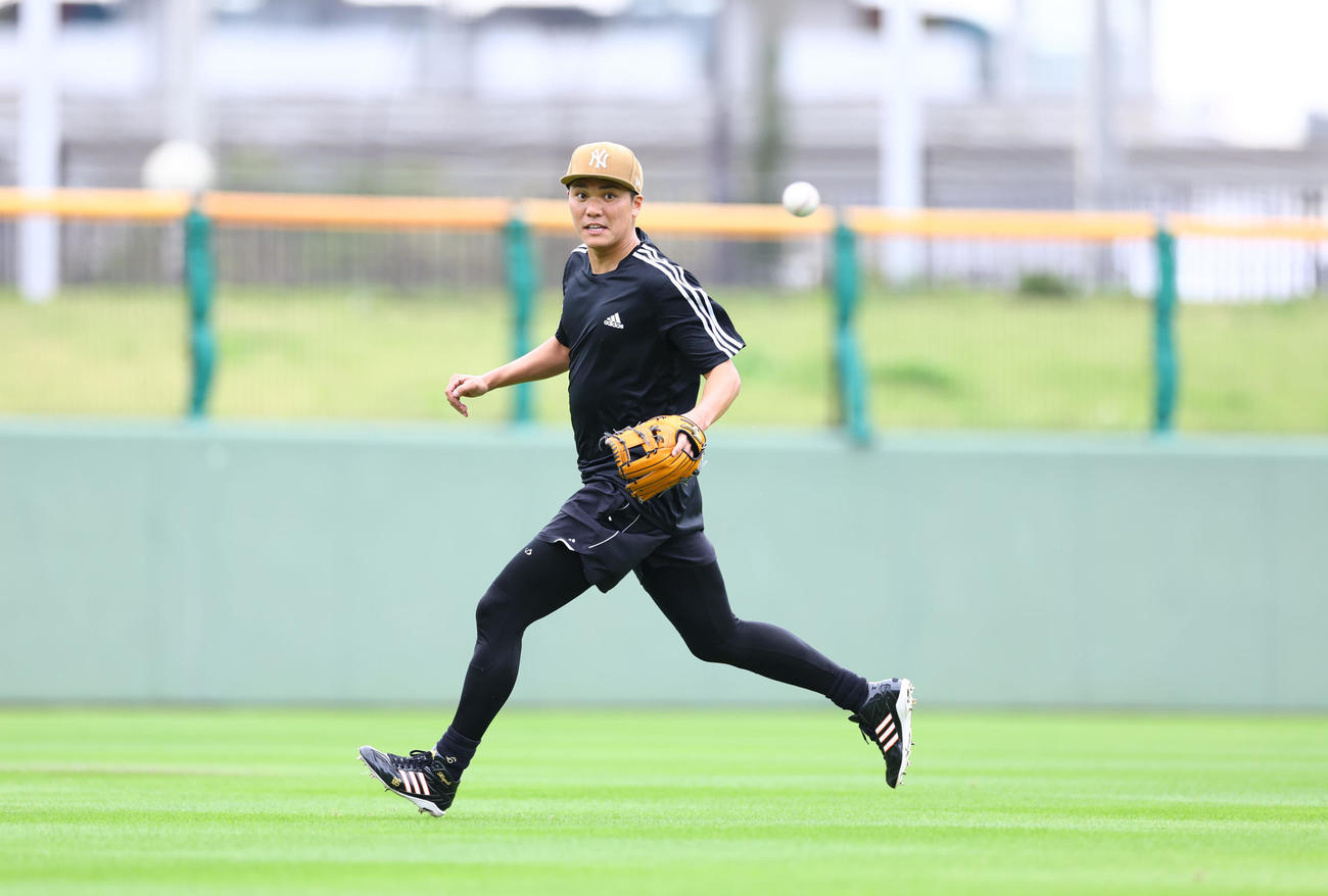 自主トレ公開で守備練習を行う巨人坂本（球団提供）