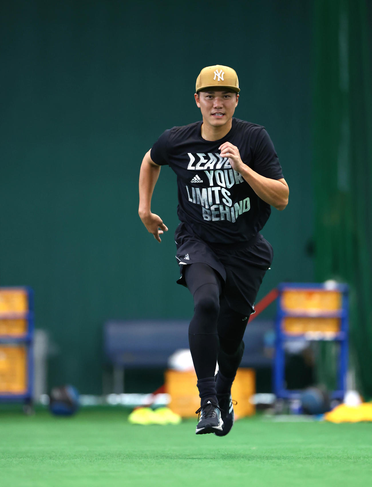 自主トレ公開でダッシュを行う巨人坂本（球団提供）