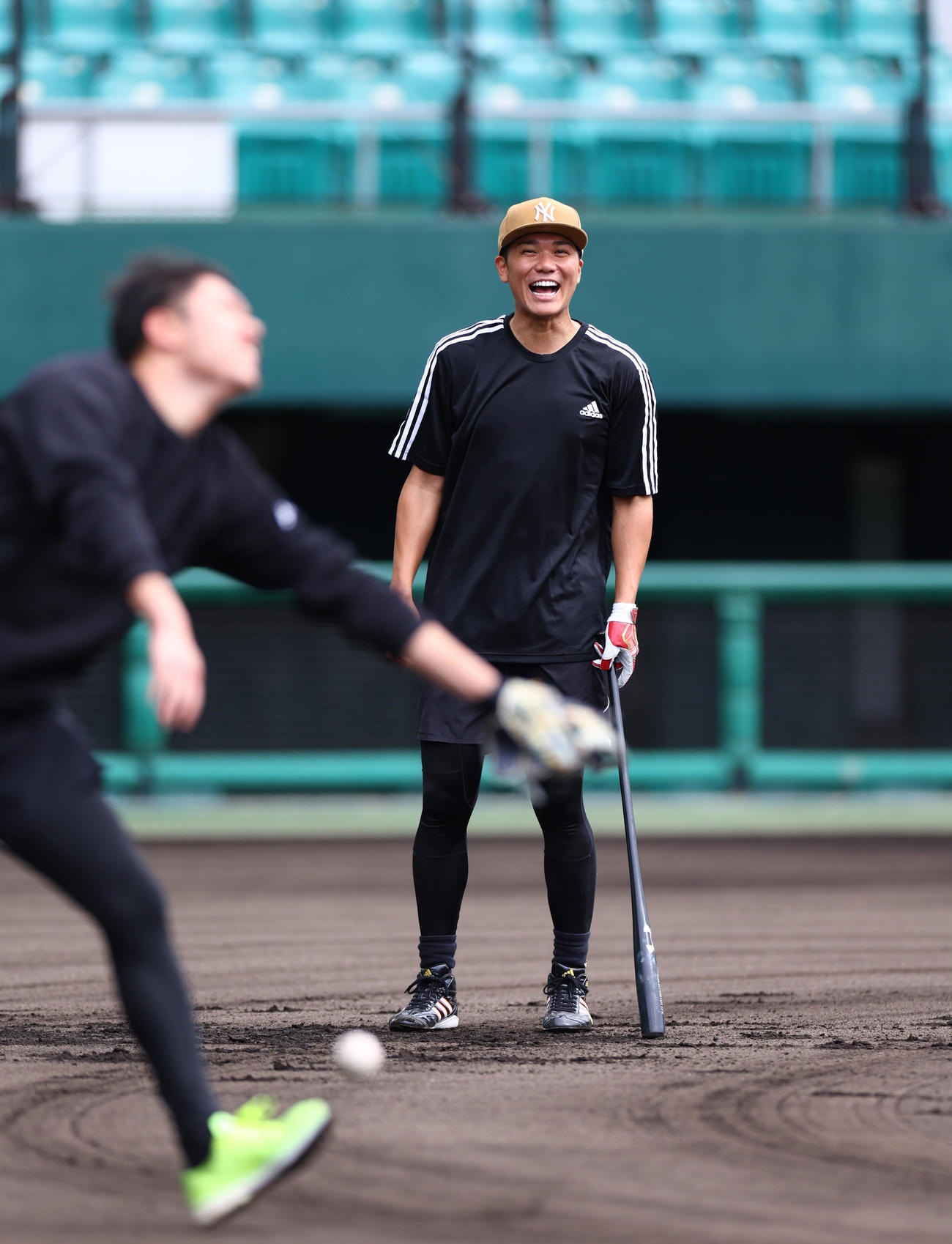 自主トレ公開で笑顔を見せる巨人坂本（球団提供）