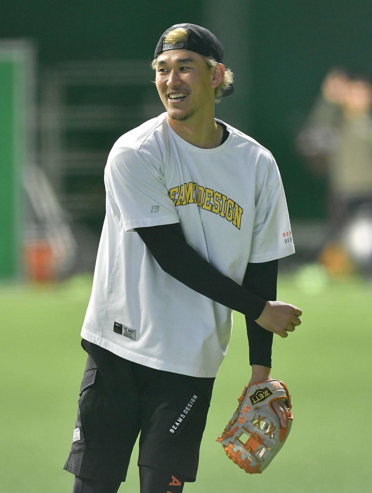 キャッチボール中に笑顔を見せる三森（撮影・岩下翔太）