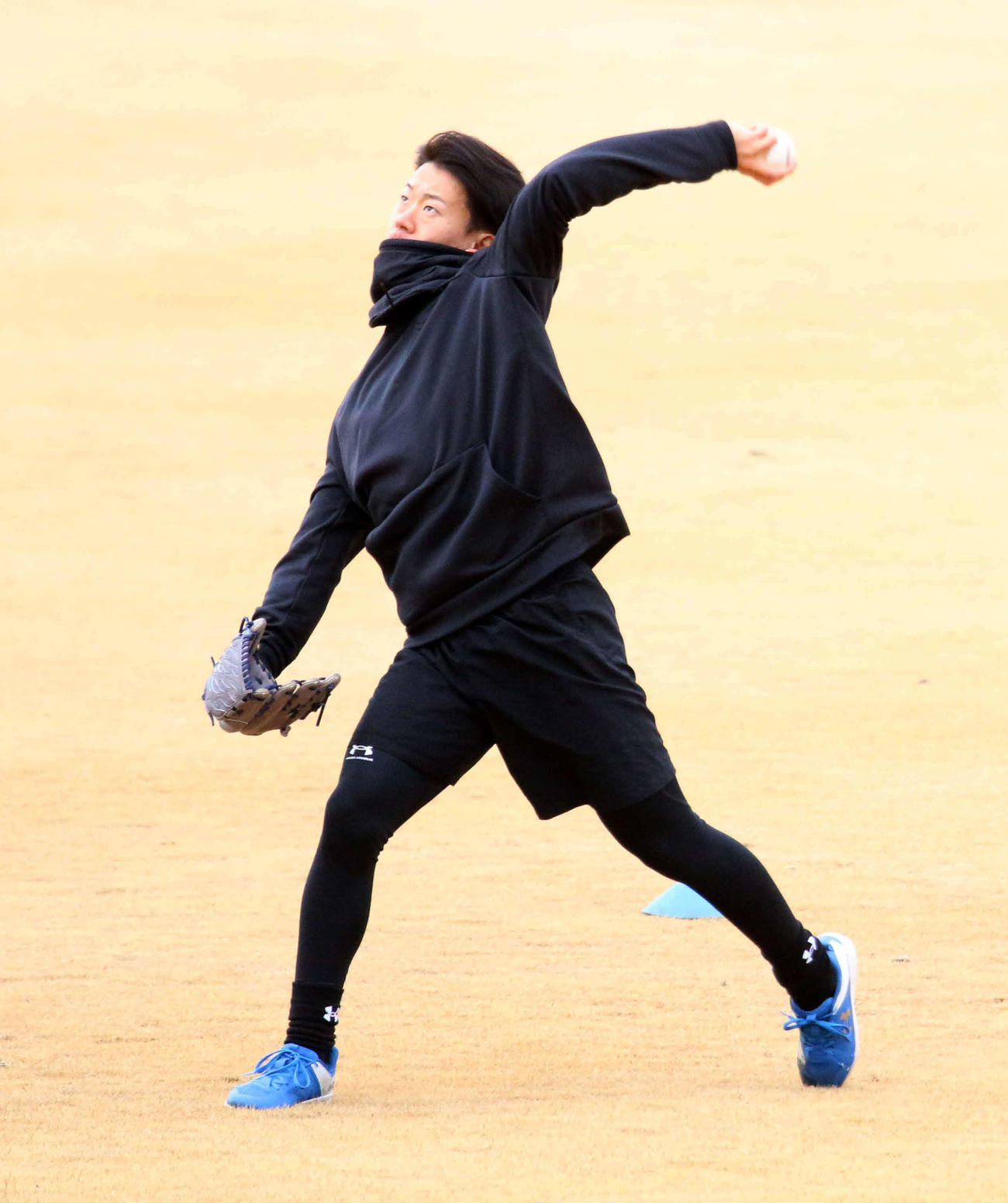 千葉・鎌ケ谷の球団施設での新人合同自主トレでキャッチボールをする日本ハム矢沢（撮影・木下大輔）
