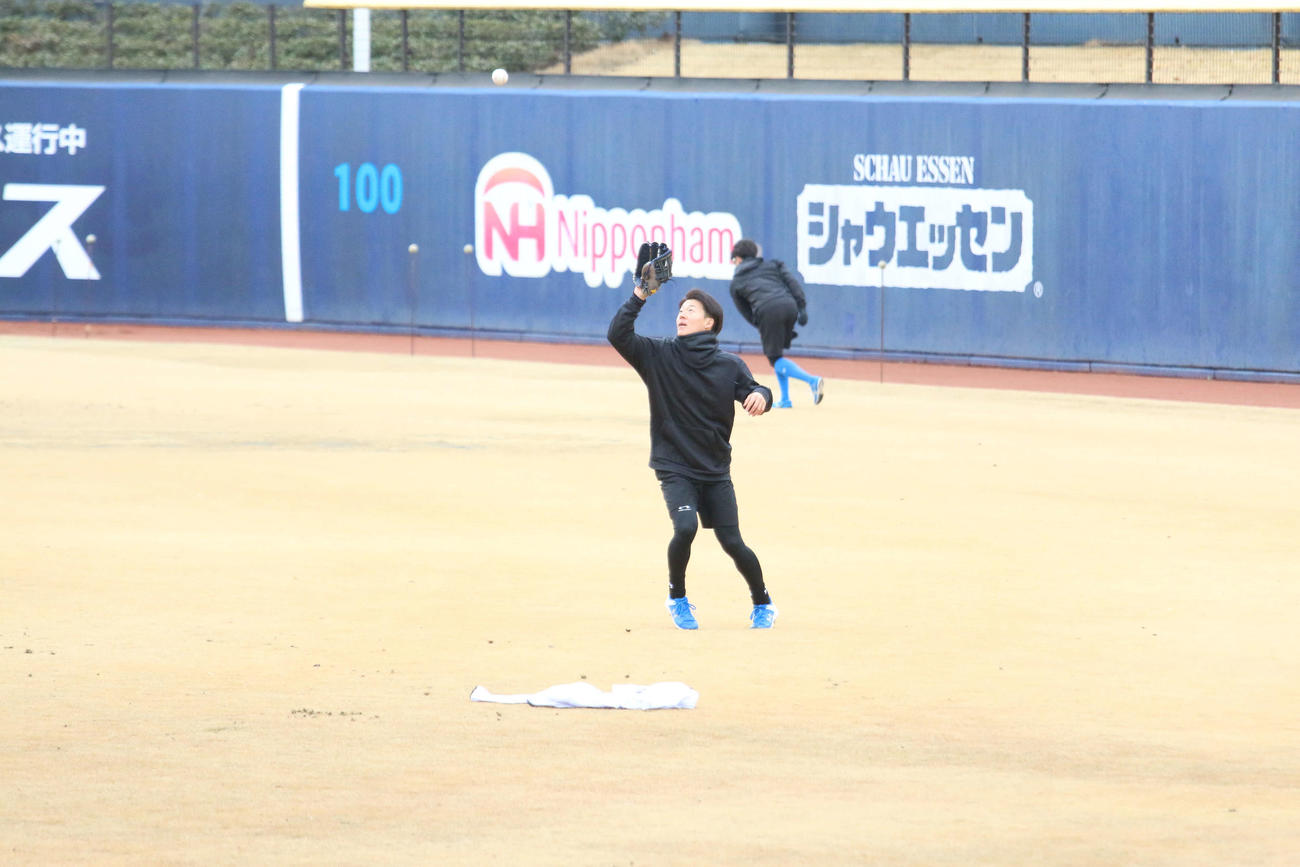 千葉・鎌ケ谷の球団施設での新人合同自主トレで外野ノックを受ける日本ハム矢沢（後方は五十幡）（撮影・木下大輔）