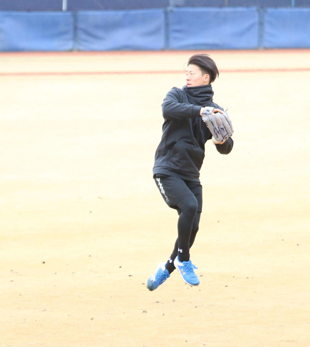 千葉・鎌ケ谷の球団施設での新人合同自主トレで外野ノックを受ける日本ハム矢沢（撮影・木下大輔）