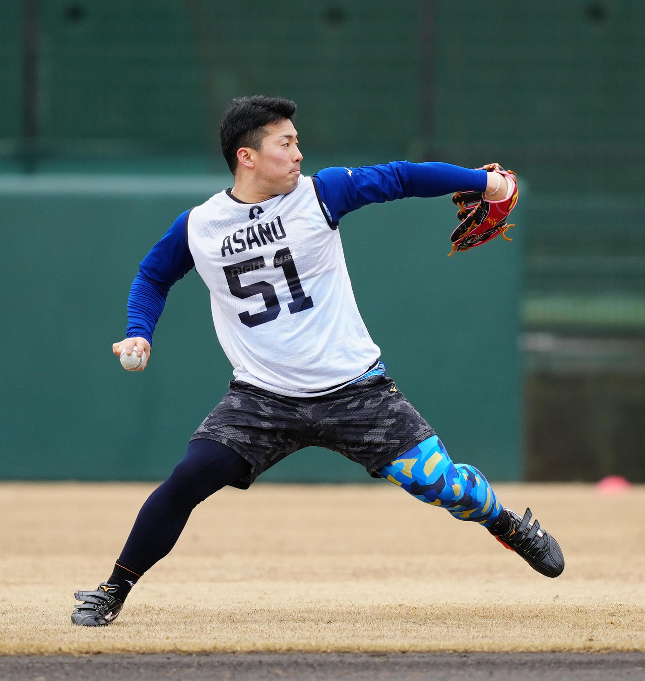 新人合同自主トレでキャッチボールする巨人ドラフト1位の浅野（撮影・江口和貴）