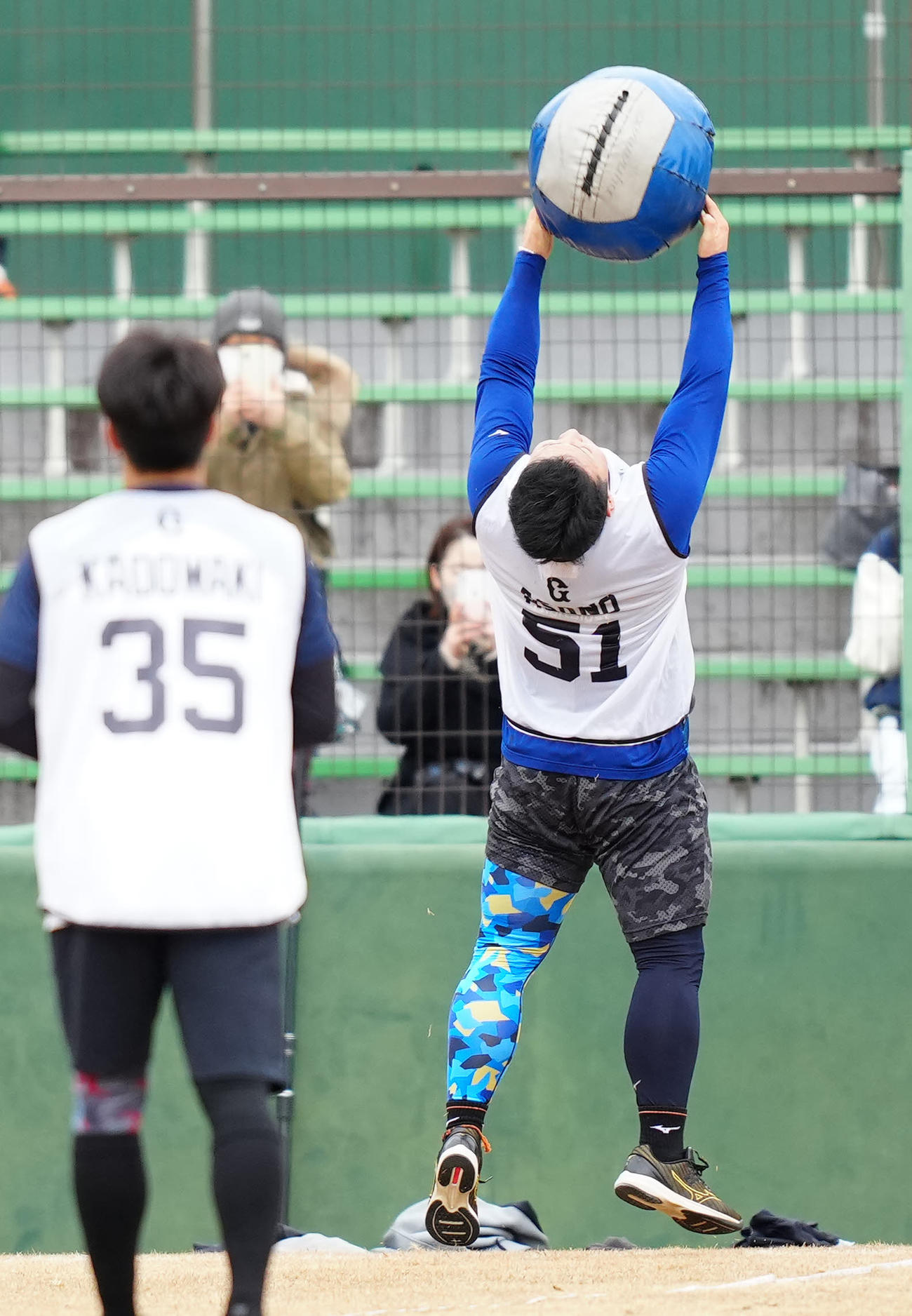 新人合同自主トレでメディシンボールを投げる巨人ドラフト1位の浅野（撮影・江口和貴）