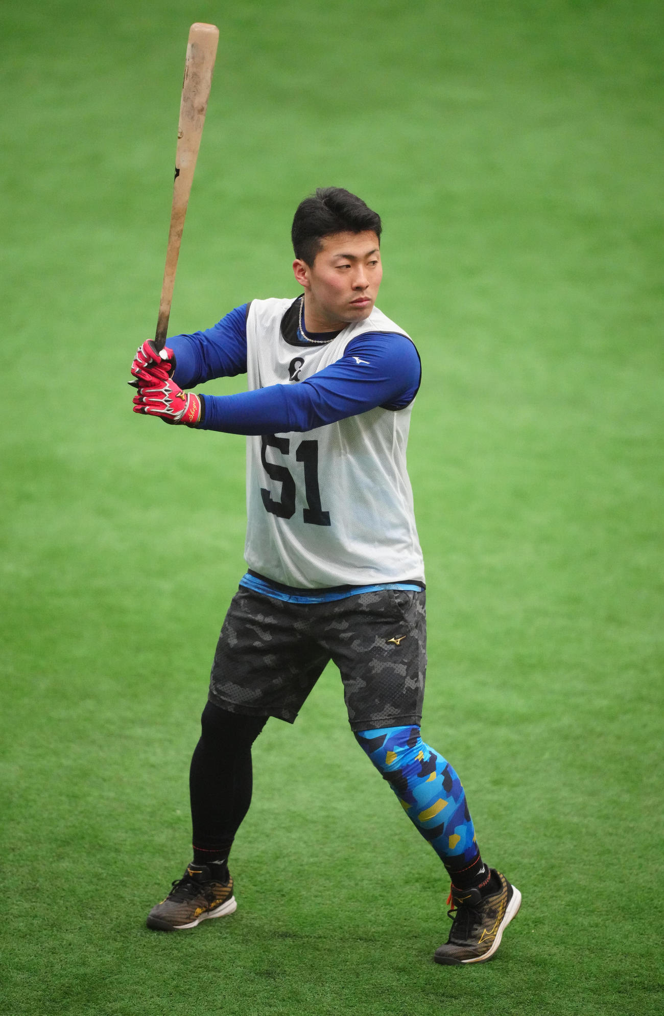 新人合同自主トレでバットを手に構える巨人ドラフト1位の浅野（撮影・江口和貴）
