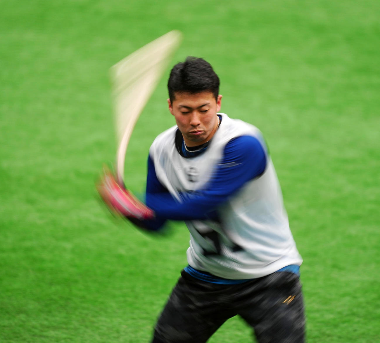 新人合同自主トレで素振りする巨人ドラフト1位の浅野（撮影・江口和貴）