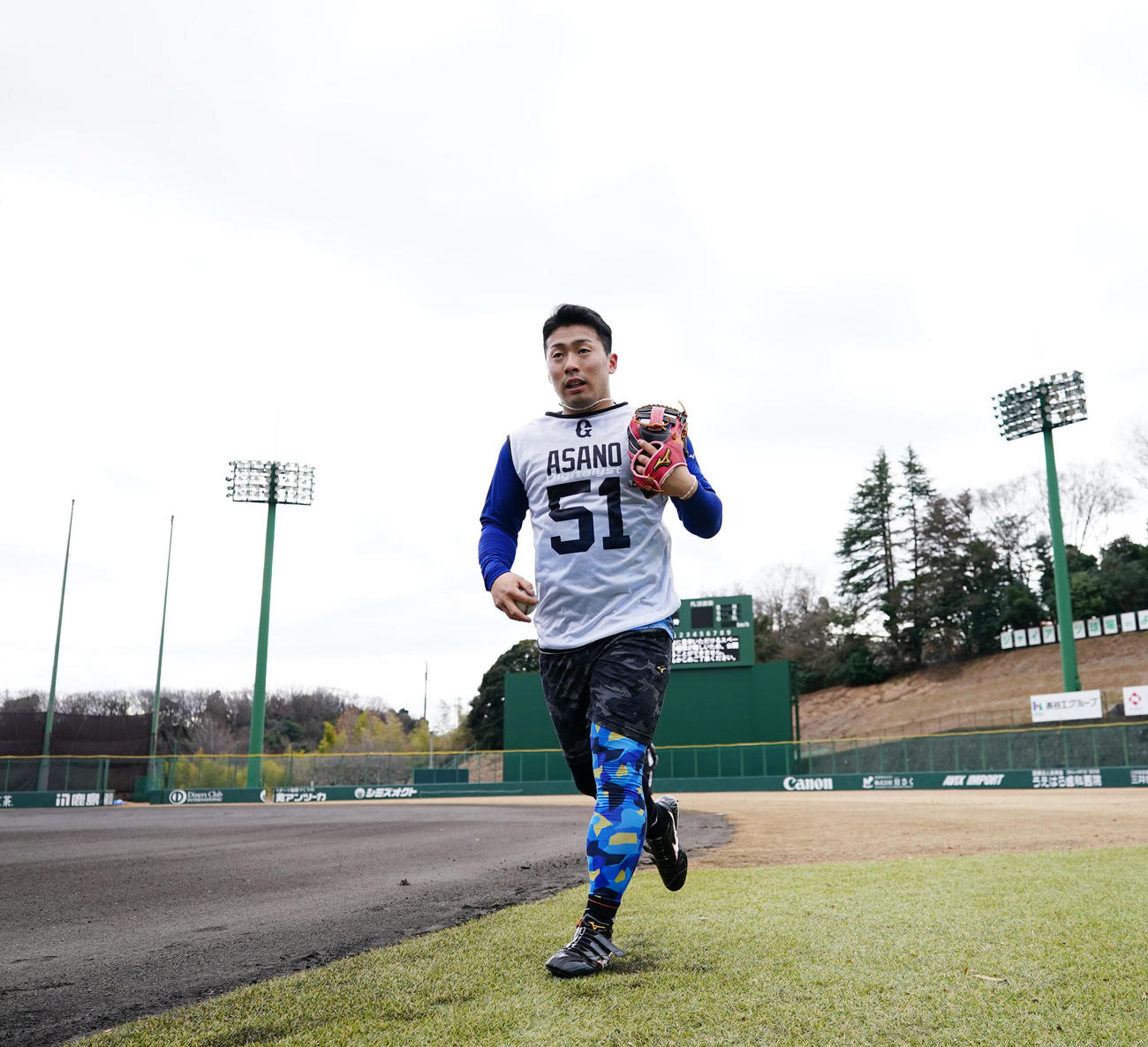 新人合同自主トレ中、走って移動する巨人ドラフト1位の浅野（撮影・江口和貴）