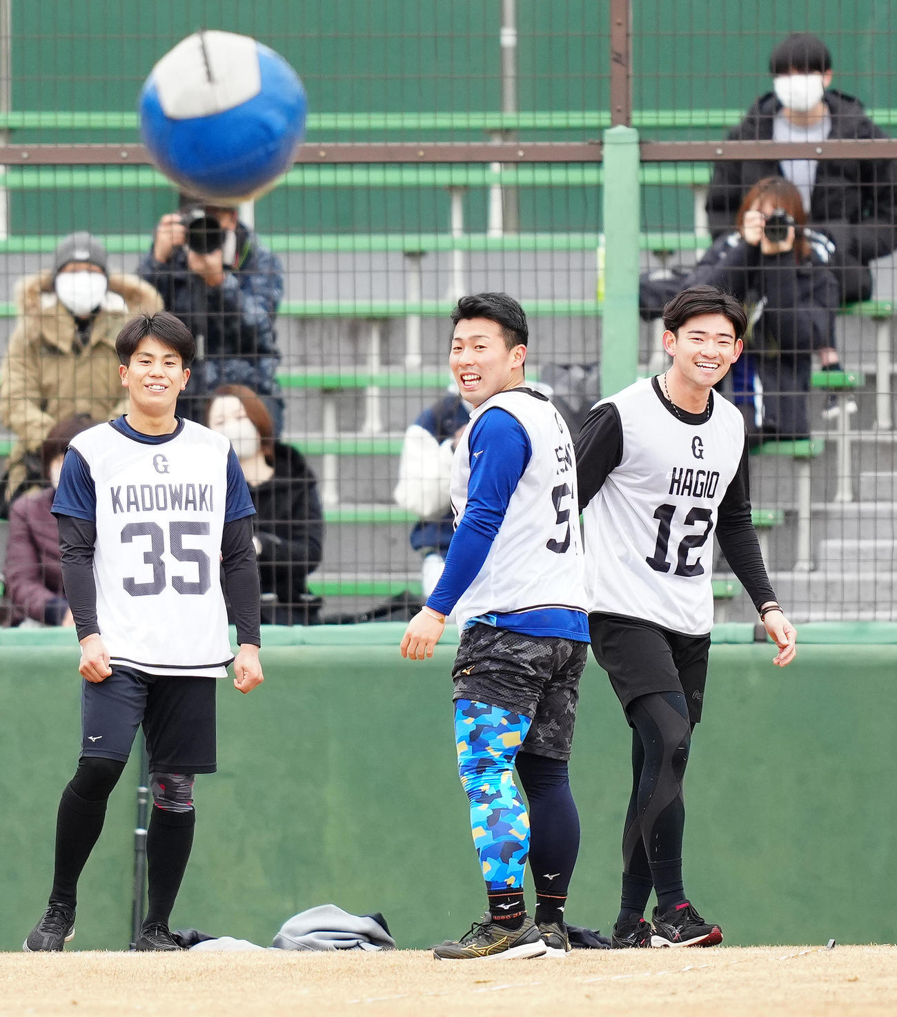 新人合同自主トレでメディシンボールを投げた巨人ドラフト1位の浅野（中央）。右は同2位の萩尾、左は同4位の門脇（撮影・江口和貴）