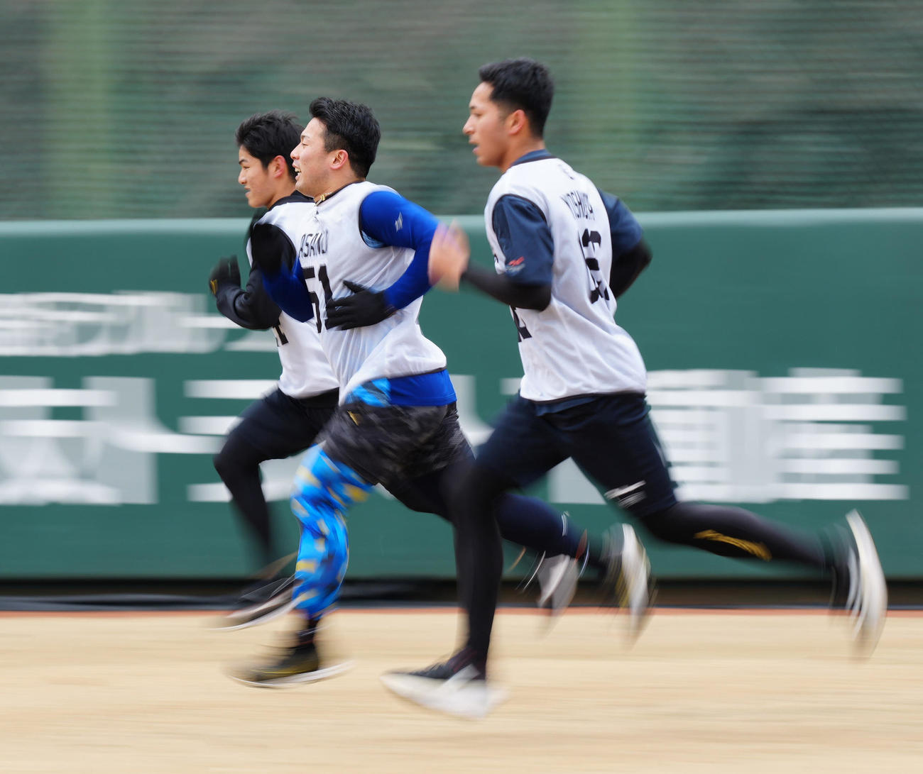 新人合同自主トレでダッシュする巨人ドラフト1位の浅野（中央）（撮影・江口和貴）