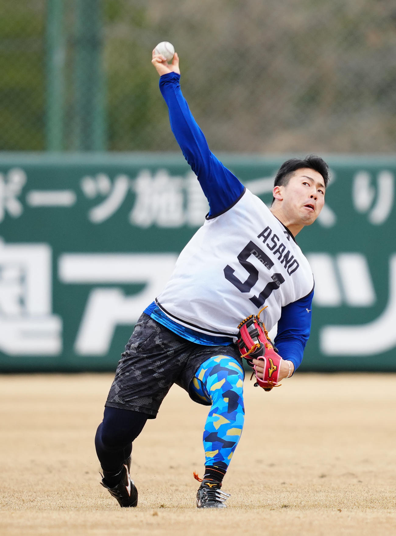 新人合同自主トレでキャッチボールする巨人ドラフト1位の浅野（撮影・江口和貴）