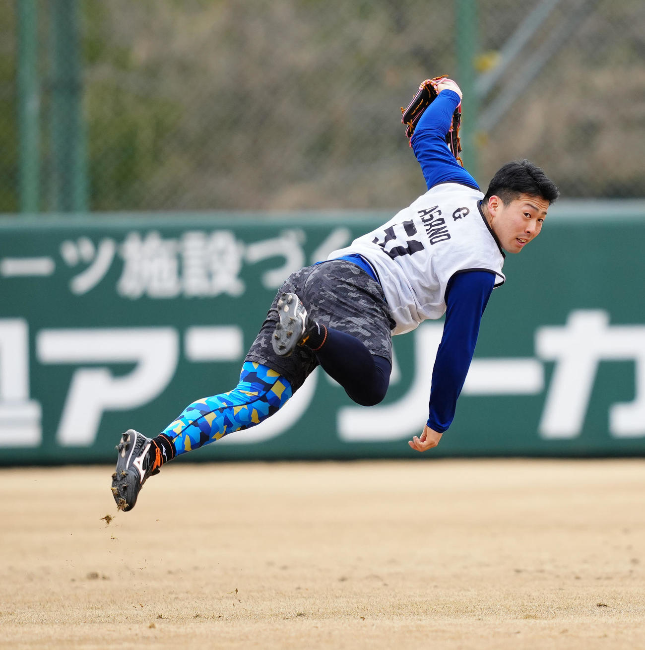 新人合同自主トレで遠投する巨人ドラフト1位の浅野（撮影・江口和貴）