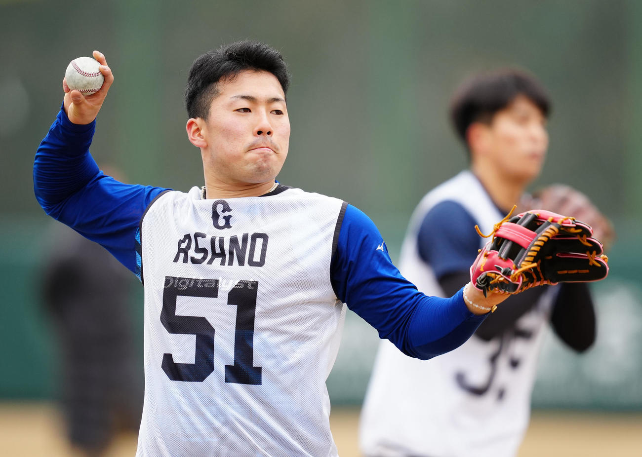 新人合同自主トレでキャッチボールする巨人ドラフト1位の浅野（撮影・江口和貴）