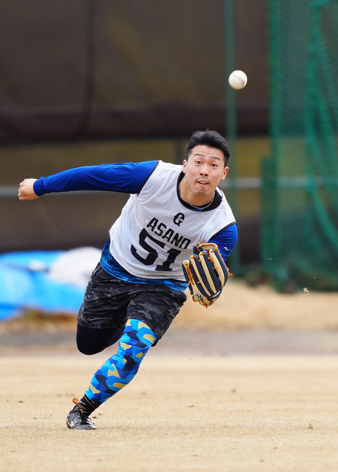新人合同自主トレで外野ノックを受ける巨人ドラフト1位の浅野（撮影・江口和貴）