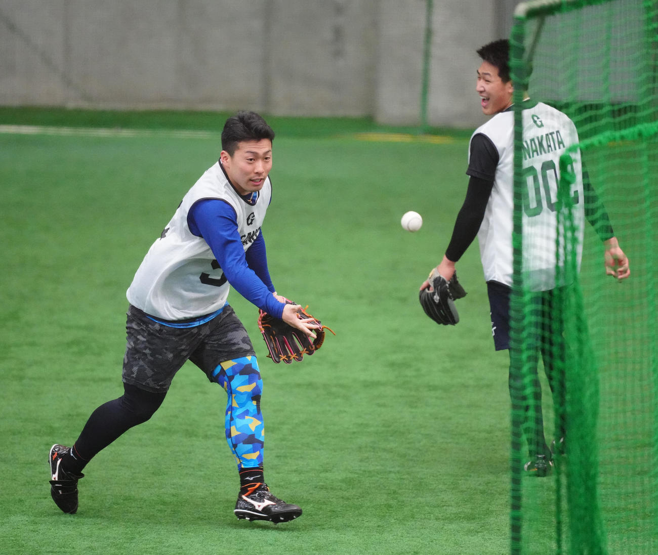 新人合同自主トレで内野ノックを受ける巨人ドラフト1位の浅野（撮影・江口和貴）