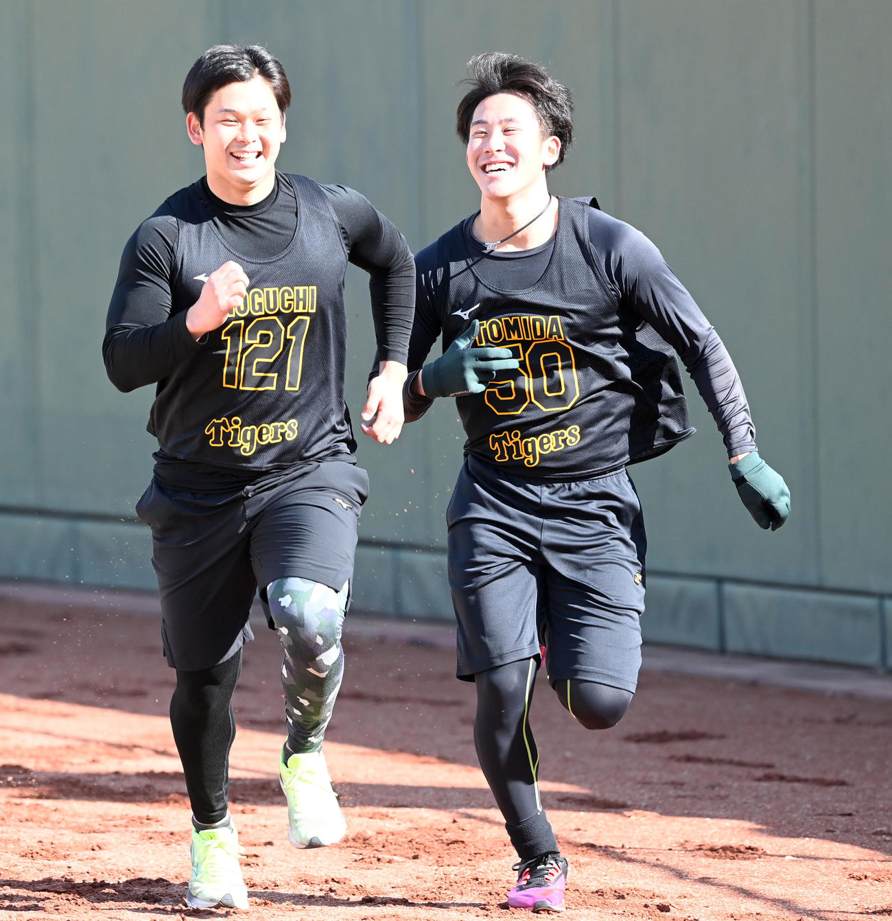 笑顔でポール間走を行う阪神富田蓮（右）と野口恭佑（撮影・前岡正明）