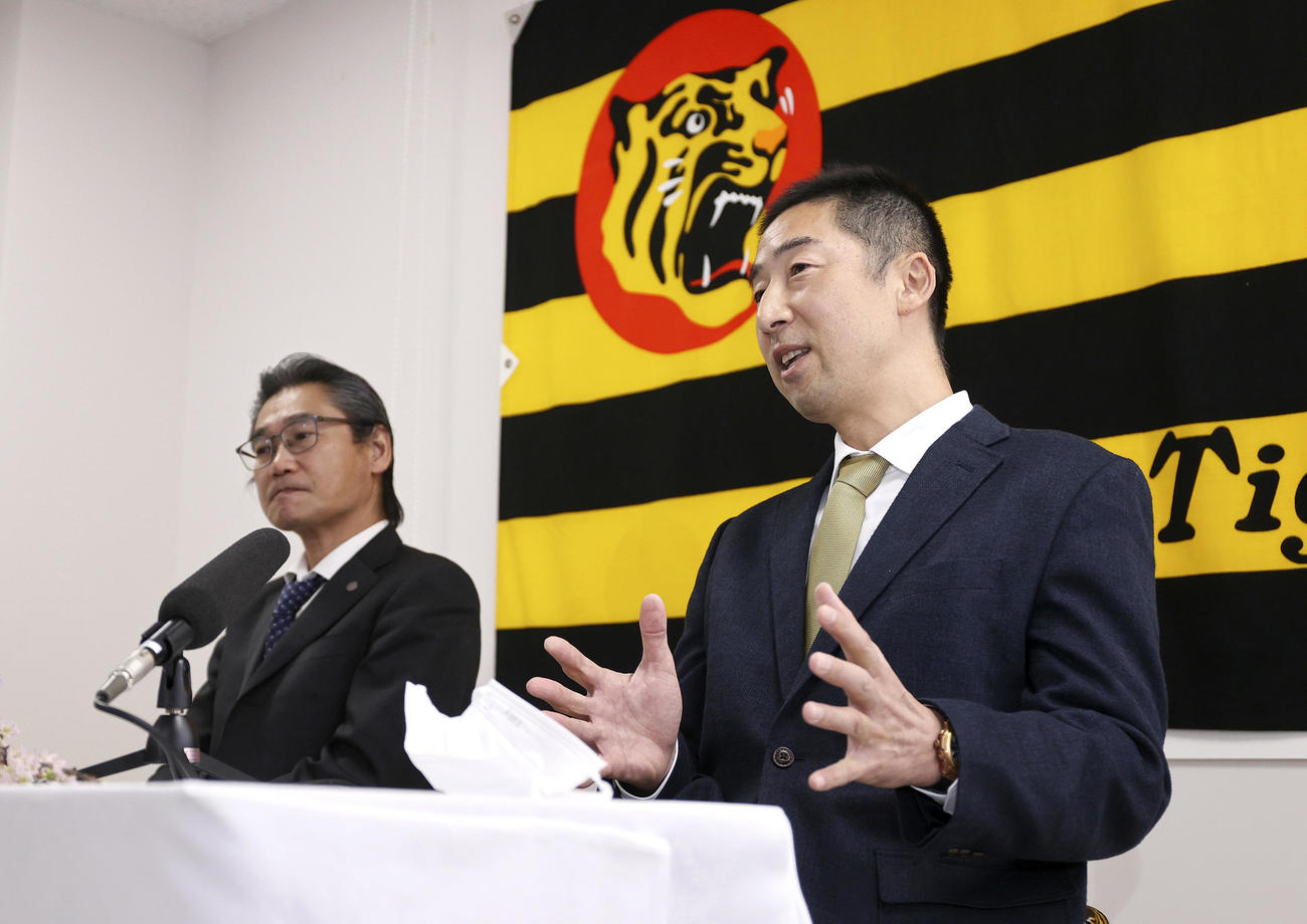 会見で話す今岡打撃コーチ。左は嶌村球団本部長（撮影・上山淳一）