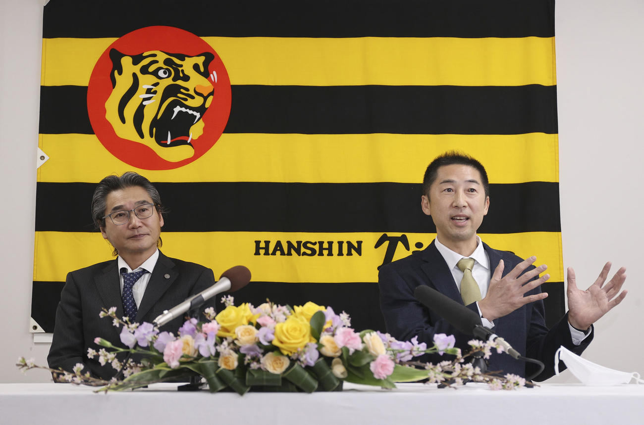 会見で意気込みを語る今岡打撃コーチ。左は嶌村球団本部長（撮影・上山淳一）