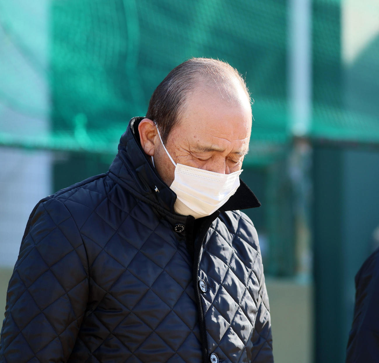 阪神淡路大震災の犠牲者へ黙とうを捧げる岡田監督（撮影・加藤哉）