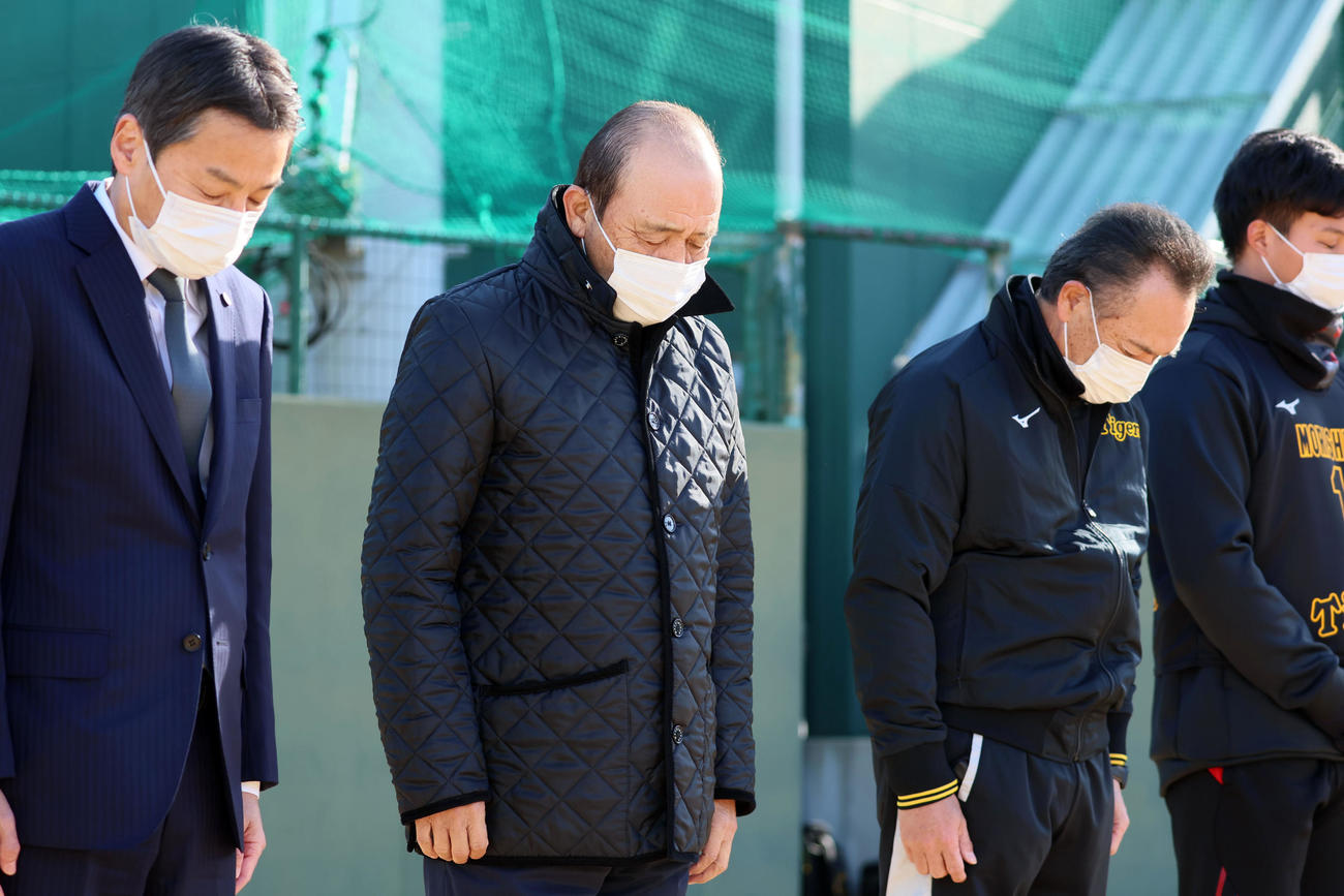 阪神淡路大震災の犠牲者へ黙とうする、左から百北球団社長、岡田監督、和田2軍監督ら（撮影・加藤哉）