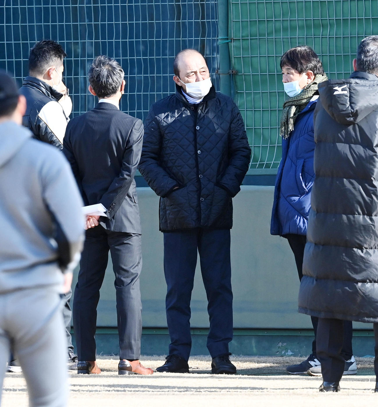 平田ヘッドコーチ（右）や関係者と話す岡田監督（撮影・前岡正明）