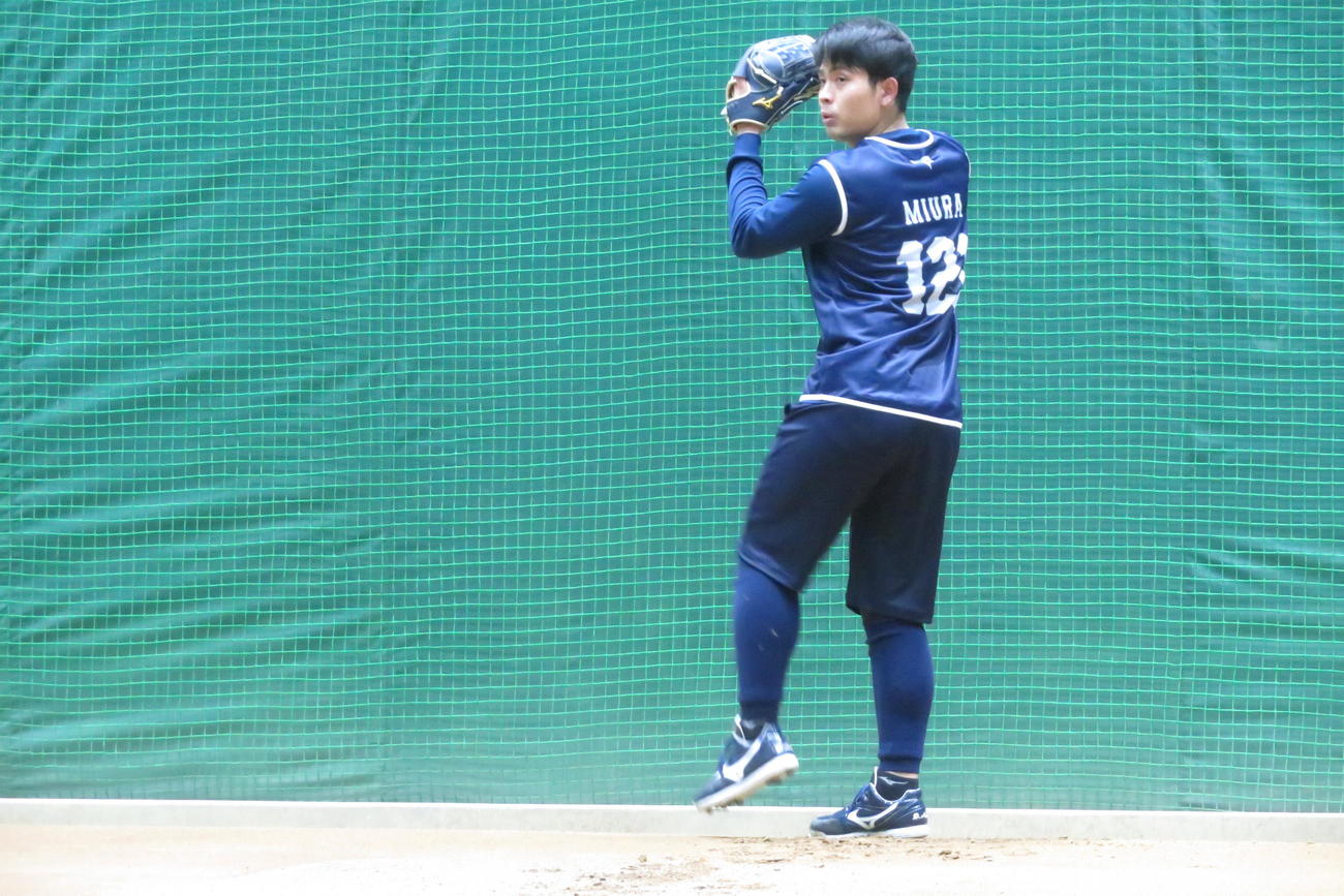 新人一番乗りでブルペン入りした西武育成3位の三浦（撮影・金子真仁）