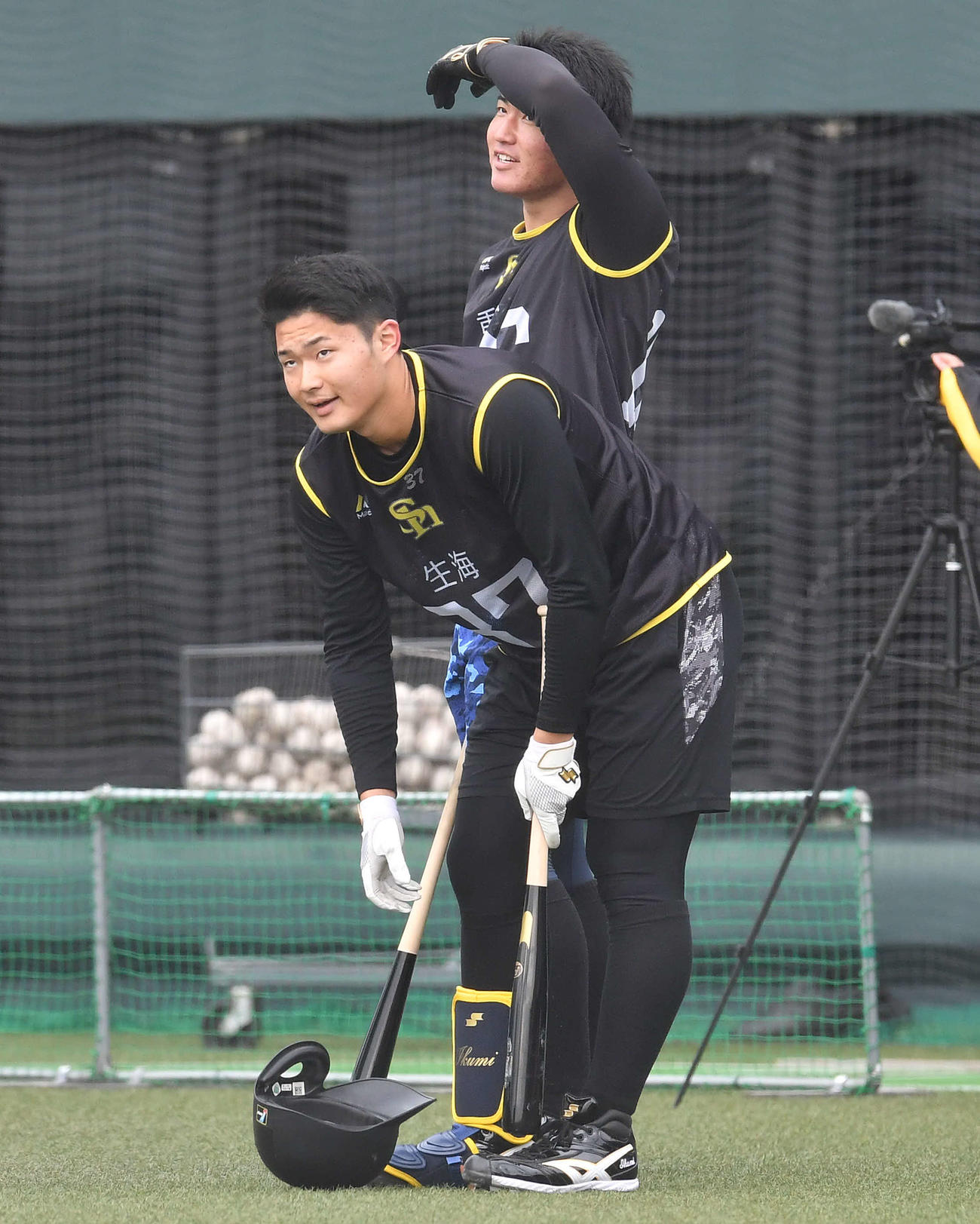 フリー打撃の順番を待つ生海（手前）と重松（撮影・岩下翔太）