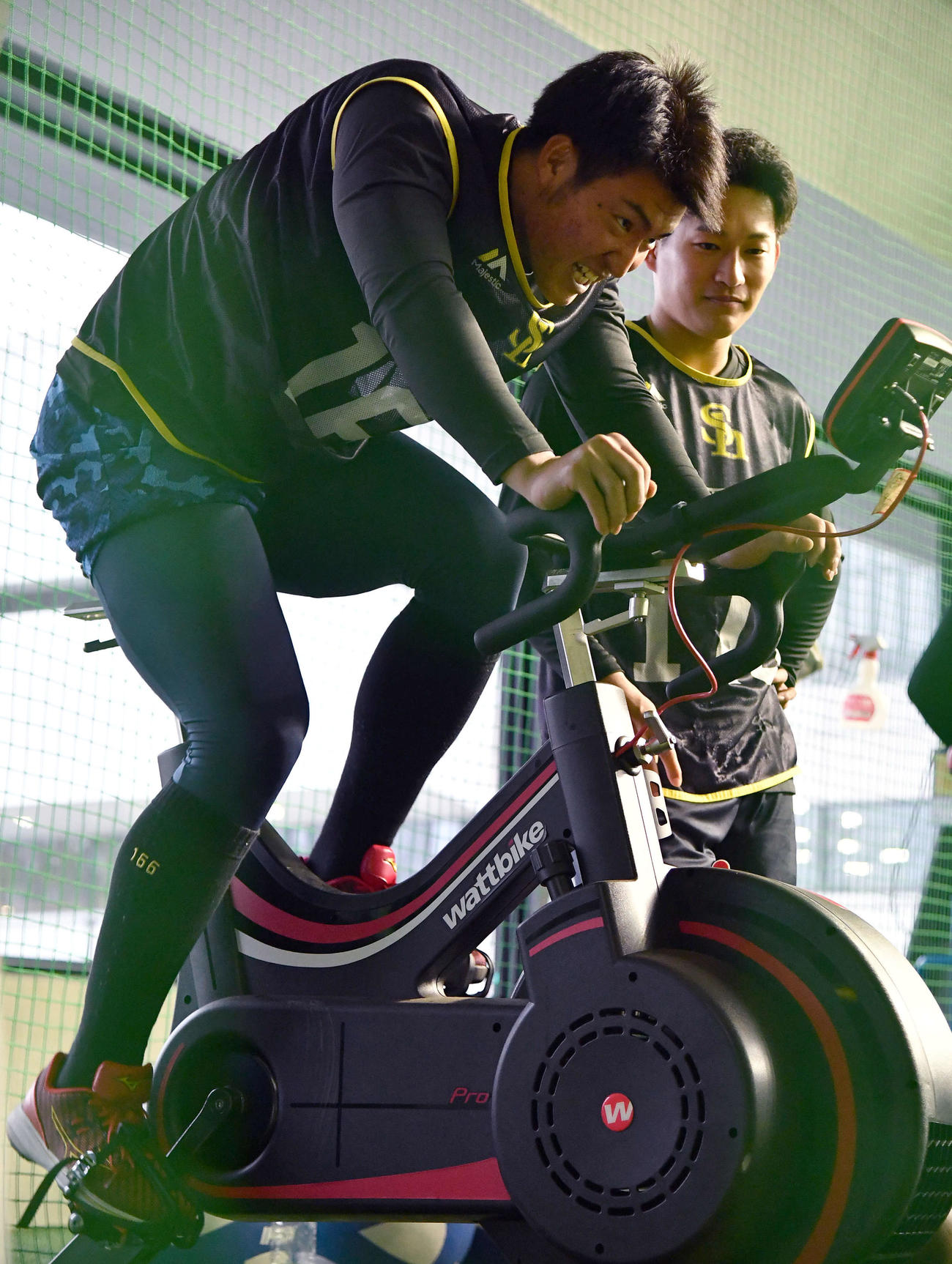 懸命にワットバイクをこぐ重松（撮影・岩下翔太）