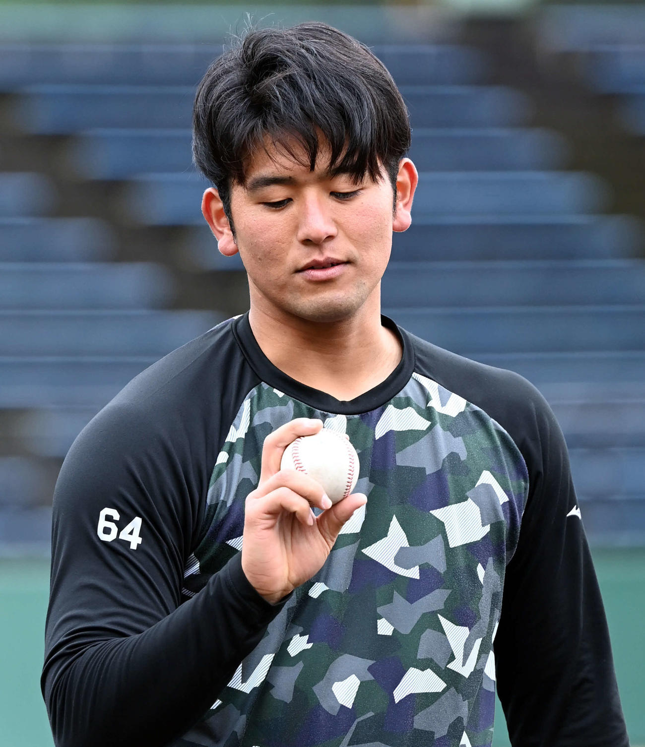 投球練習を終え握りを確認する阪神岡留（撮影・たえ見朱実）