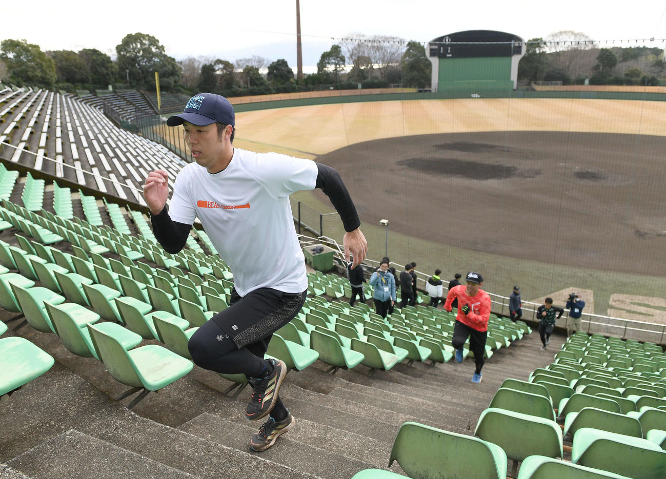階段ダッシュで自身を追い込む阪神青柳（撮影・たえ見朱実）
