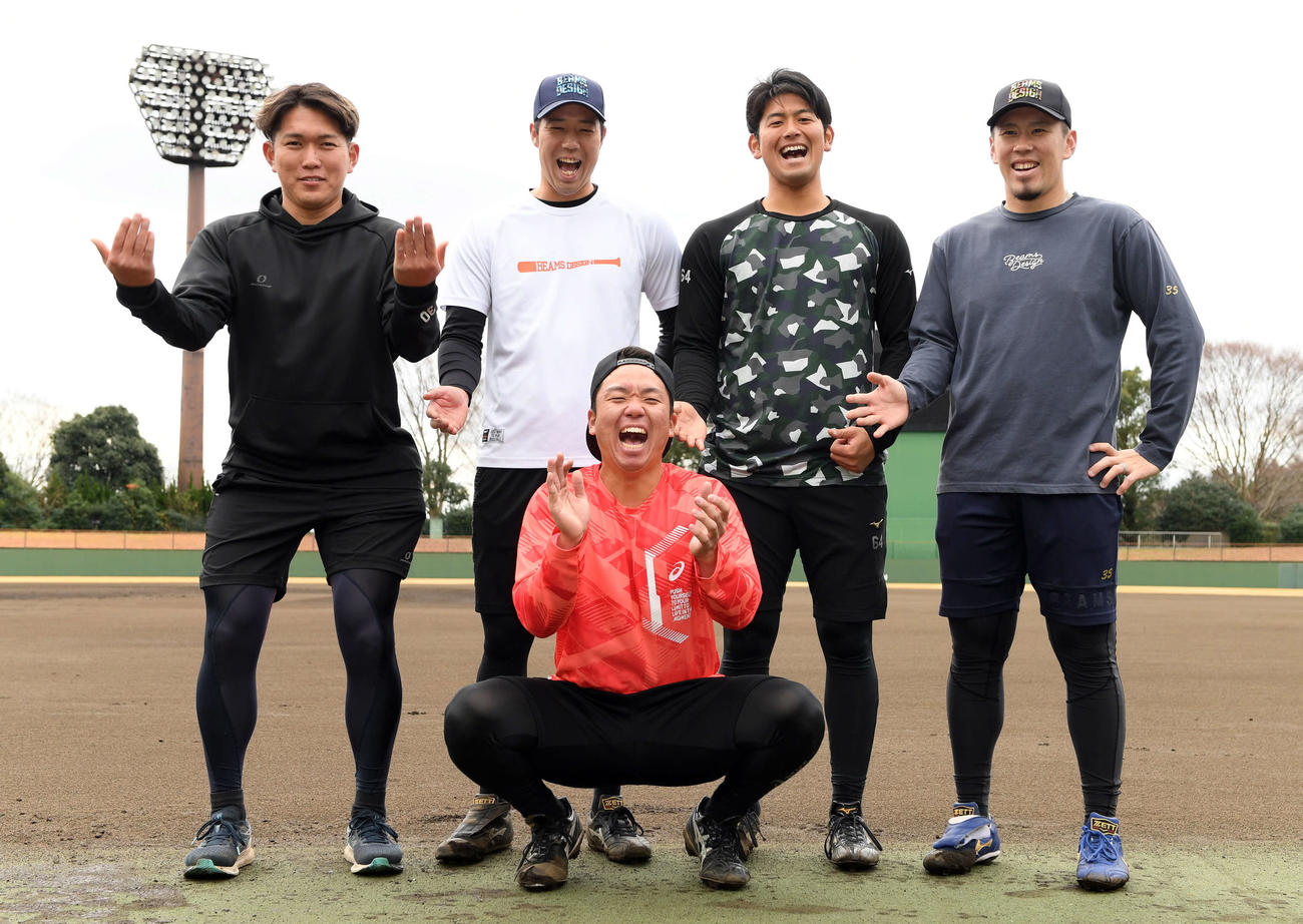 自主トレを公開し笑顔で記念撮影する、前列の阪神村上、後列左からロッテ広畑、阪神青柳、岡留、日本ハム西村（撮影・たえ見朱実）
