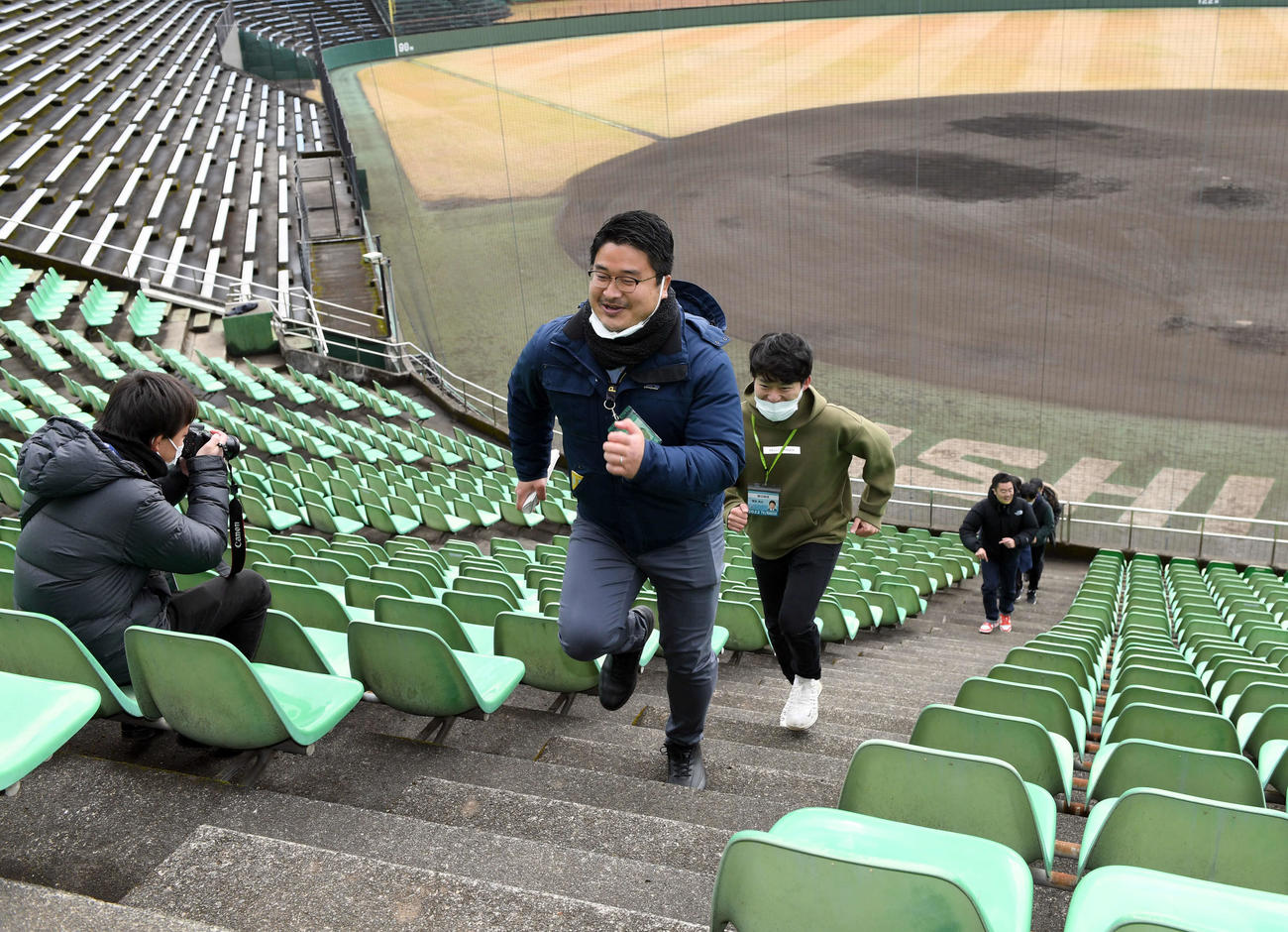 地獄の階段ダッシュを身をもって体験した本紙古財記者（撮影・たえ見朱実）
