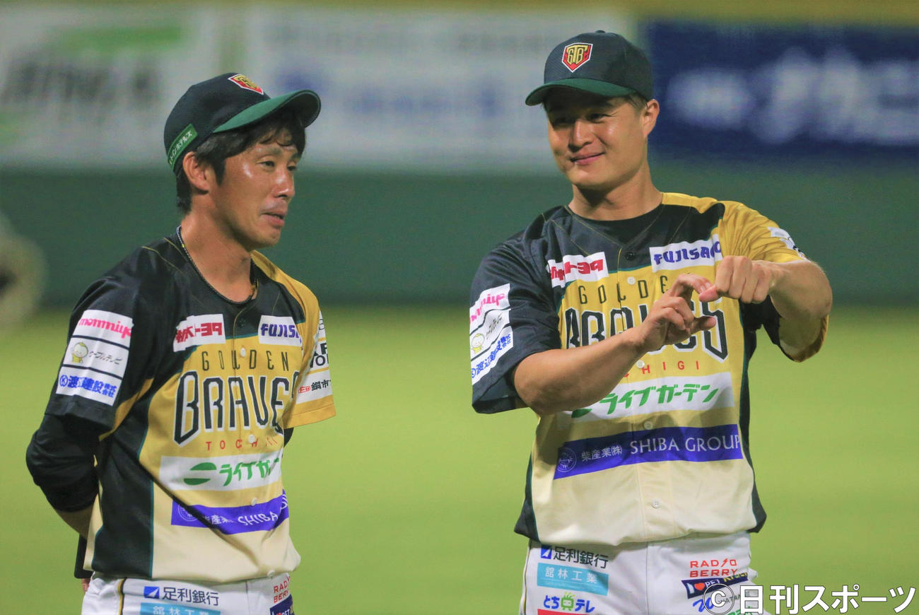 栃木対茨城　試合中に投手兼投手コーチの吉川（左）と話をする栃木・ティモンディの高岸宏行（2022年8月4日撮影）